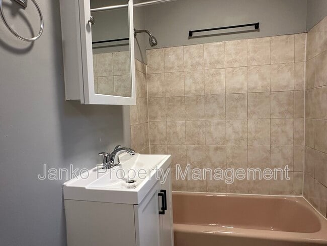 Building Photo - 5605 W Wabansia Ave