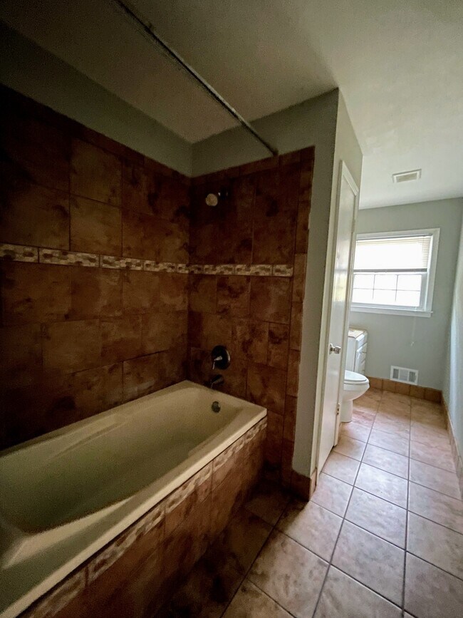 Building Photo - 2804 Broadview Dr NW