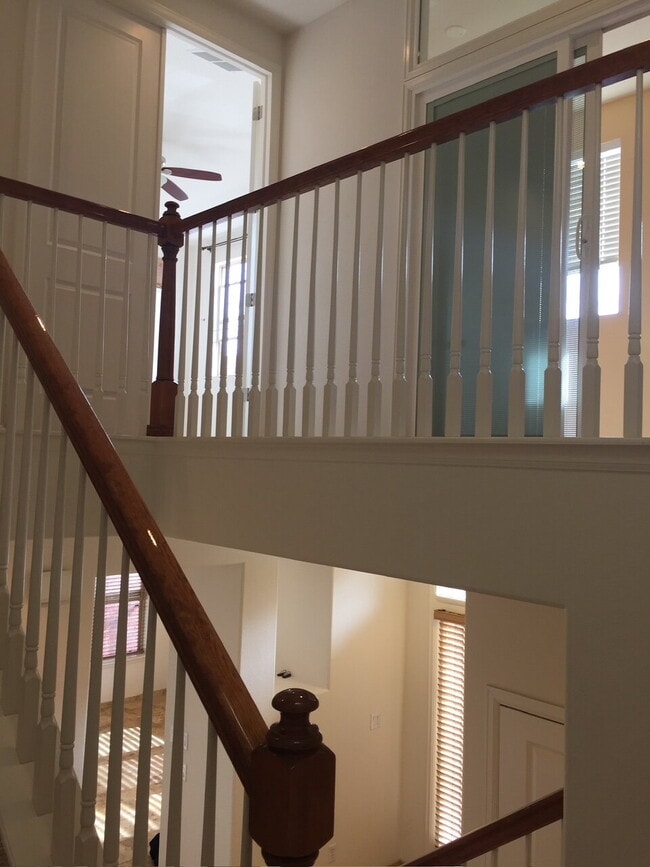 Building Photo - "Spacious 3-Bed, 3-Bath Townhouse with Gra...