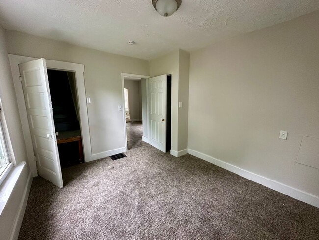 Building Photo - HOOVEN:  Cute 3 bedroom 1 bath home.