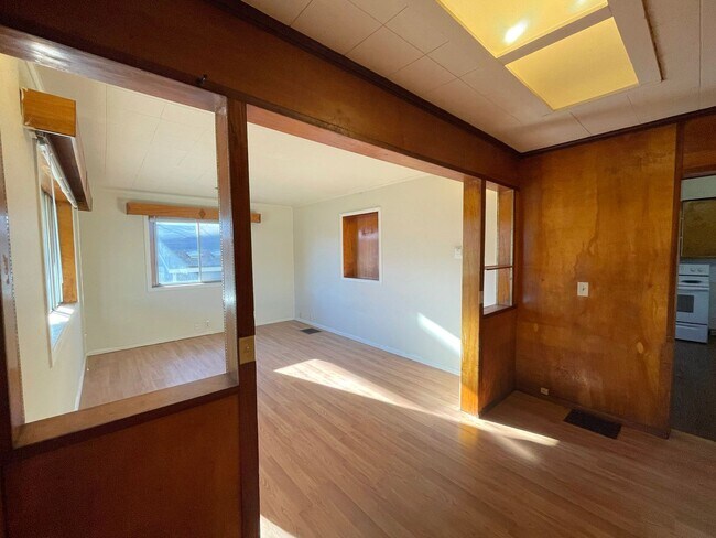 Building Photo - Spacious Boise Duplex with Outdoor Space and Basement Storage