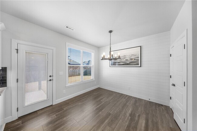 Building Photo - 1140 Hope St