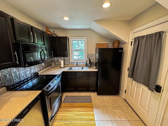 Building Photo - 6 Carolina Village Cir