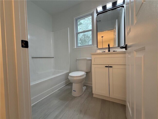 Building Photo - 3663 Heatherwood Dr NE