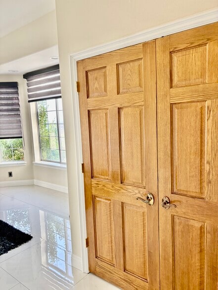 Walk-in Closet - 238 Lakeview Dr