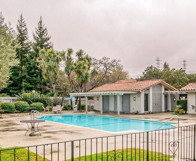 Building Photo - Welcome to this charming 3 bedroom, 2 bath...
