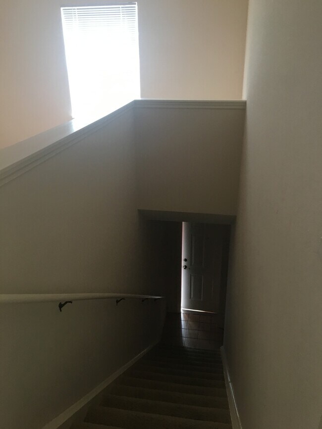 Building Photo - Upper Unit 2/2 available in Naples! Annual Rental!