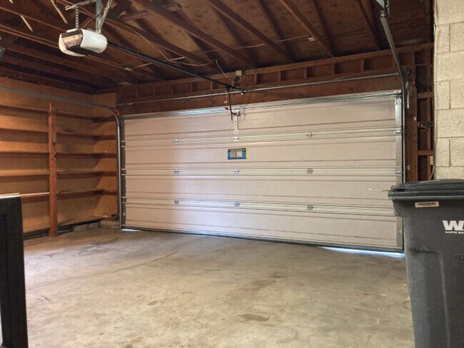Building Photo - Green Acres Split Level