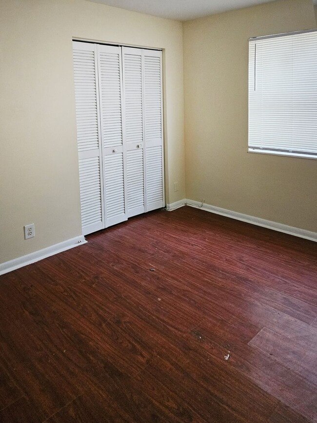 Building Photo - 2 bedroom 1 bathroom laundry hook ups