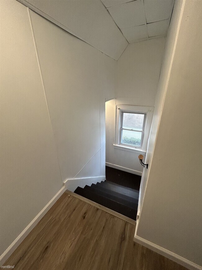 Building Photo - 2 br, 1 bath Triplex - 114 North Thomas Av...