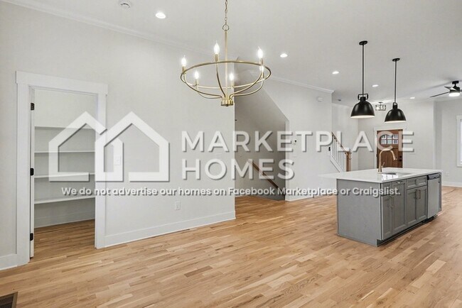 Building Photo - 1034 E Trinity Ln