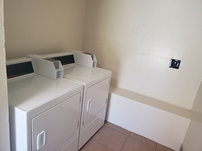 Building Photo - Spacious Townhome in Desirable Fairfield Area