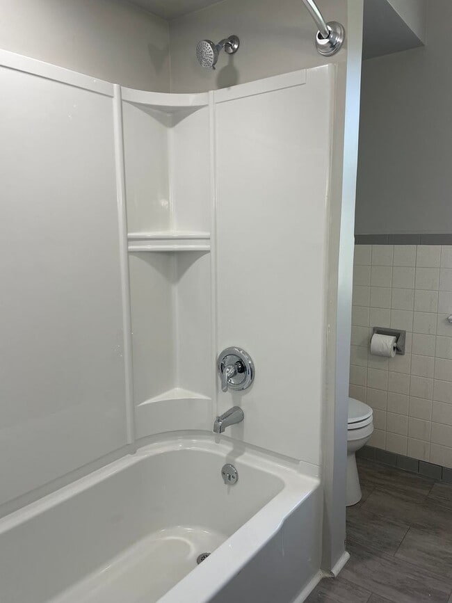 Building Photo - Charming NEWLY RENOVATED 2 Bedroom Apartme...
