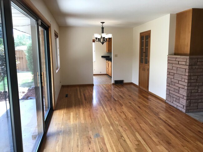 Building Photo - 3824 W Greenbrier Dr