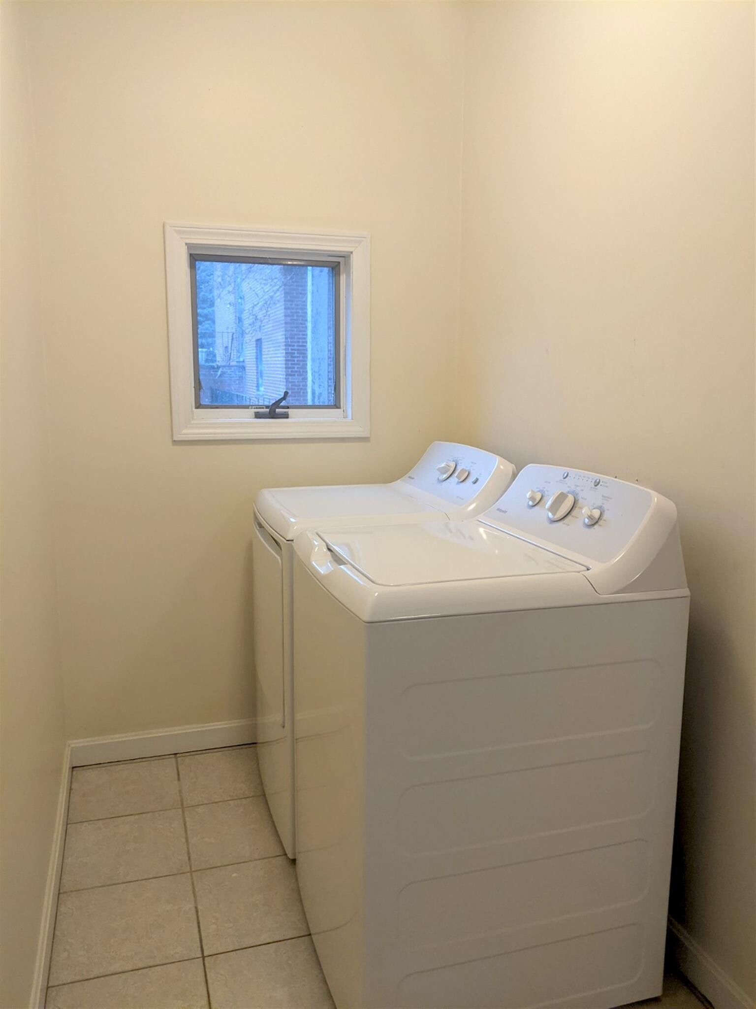 Building Photo - 83 Yorktown St