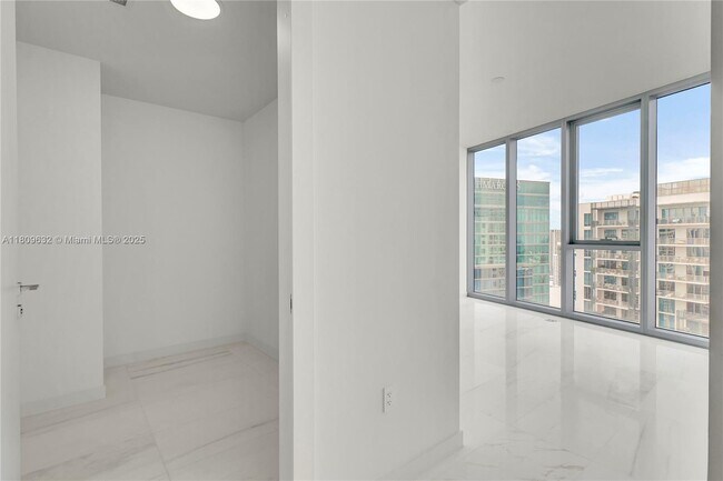 Building Photo - 300 Biscayne Blvd Way