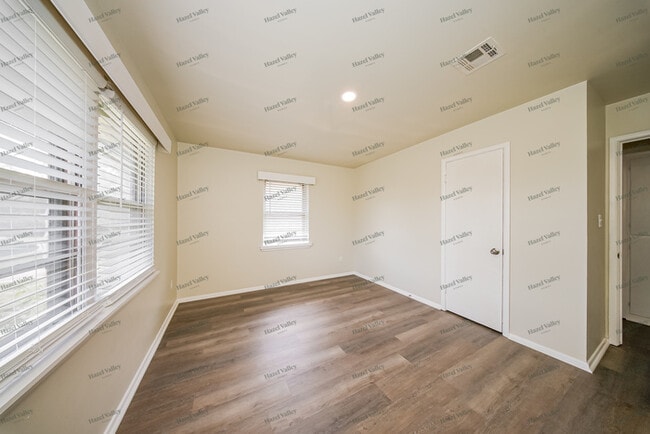 Building Photo - 2401 N Key Blvd