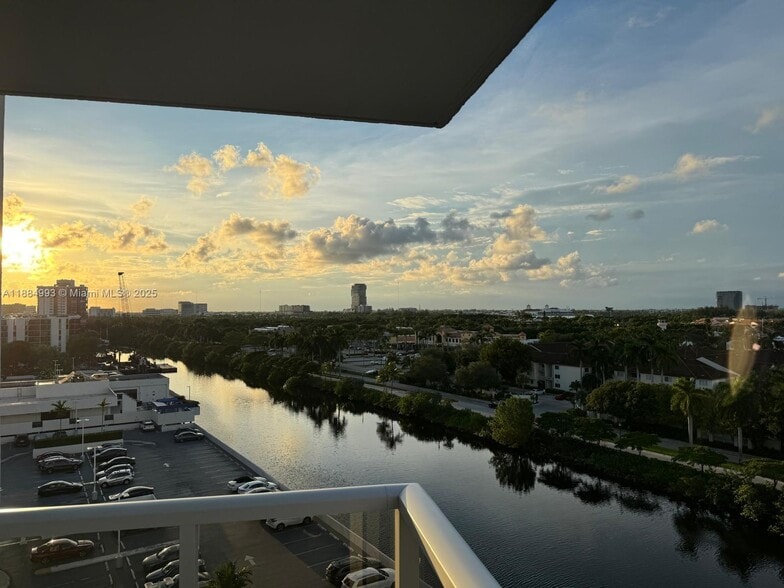 Building Photo - 3701 N Country Club Dr