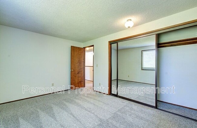 Building Photo - 4613 E 18th St