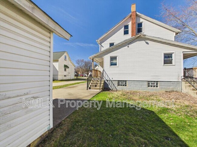 Building Photo - 446 7th St