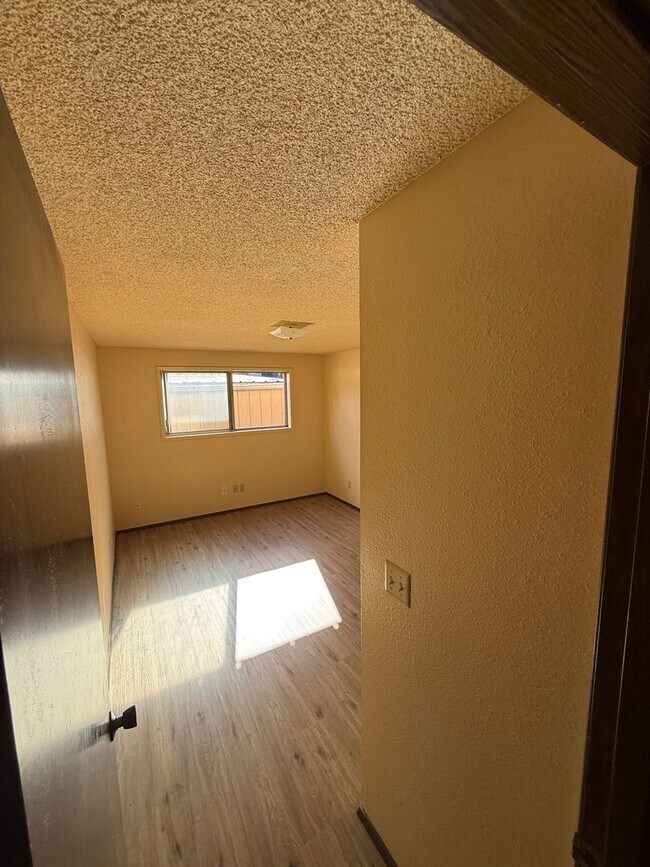 Building Photo - 2109 E 8th St