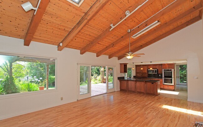 Building Photo - Stunning & Spacious Encinitas Home w/ Gorg...