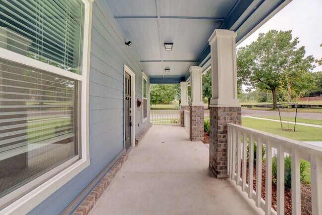 Building Photo - Unique 4/2/2 Near Downtown Tulsa!