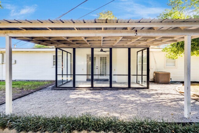 Building Photo - Charming 4 bedroom with Huge Outdoor Works...