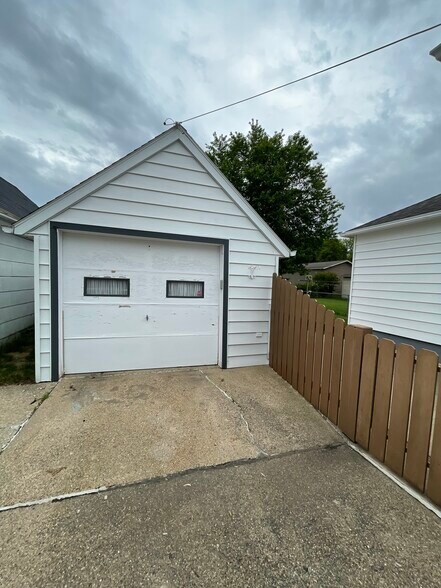 Building Photo - 814 12th Ave SE