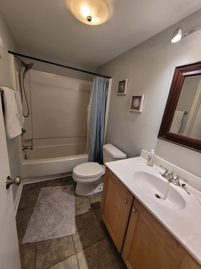 Building Photo - Located in Caneel Cove this 2 bed 2 bath townhome features hardwood floors throughout ,