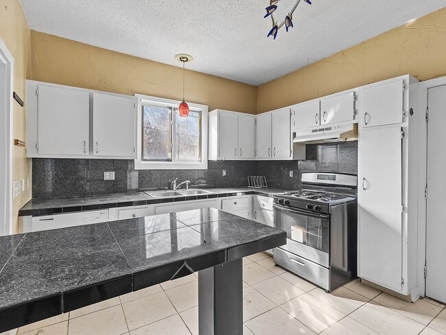 Building Photo - 285 Richard St