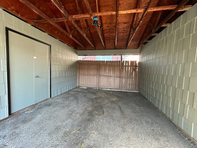 Building Photo - Spacious 2Br/1.5Ba End-Unit Townhome with Carport & Extra Storage