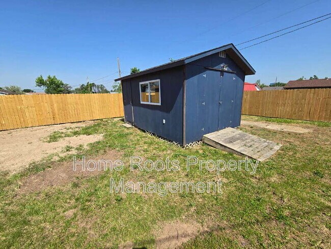 Building Photo - 1309 W Beech Dr