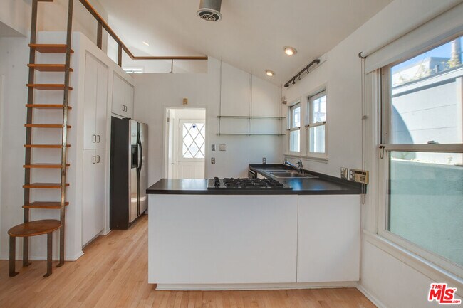 Building Photo - 1548 Cabrillo Ave