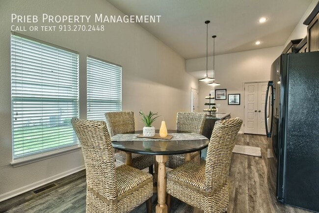 Building Photo - 443 W Apache St