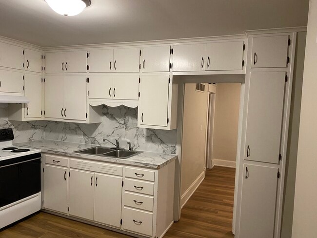 Building Photo - Yellow (417)