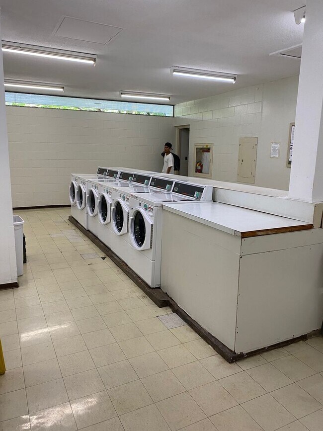 Building Photo - A one bedroom, one bath, NO parking apartm...