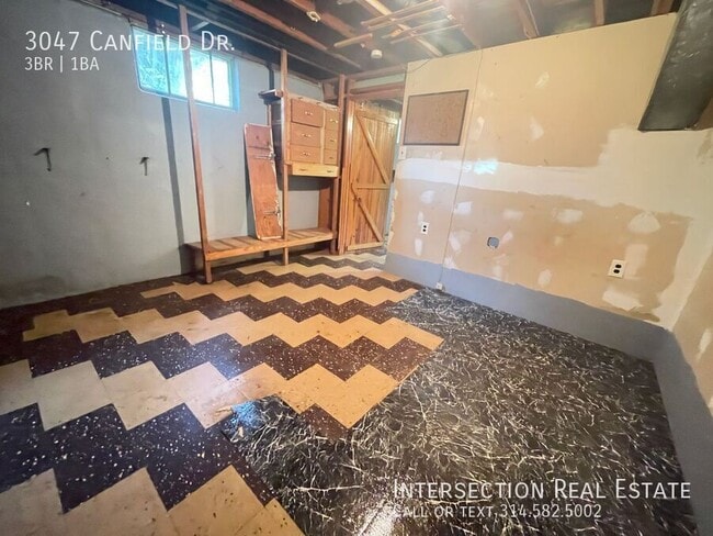 Building Photo - 3047 Canfield Dr