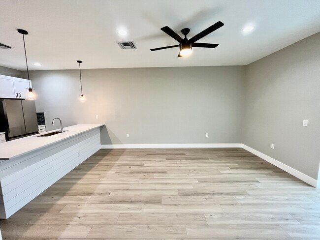 Building Photo - 10412 Pendleton Ave