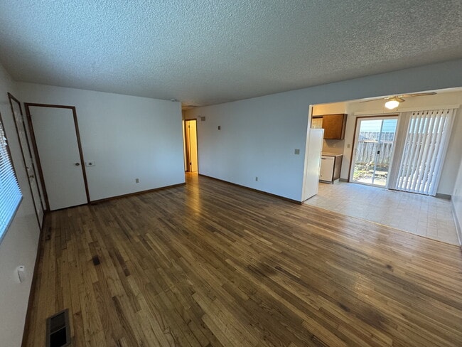 Building Photo - Milwaukie 2 Bedroom Duplex