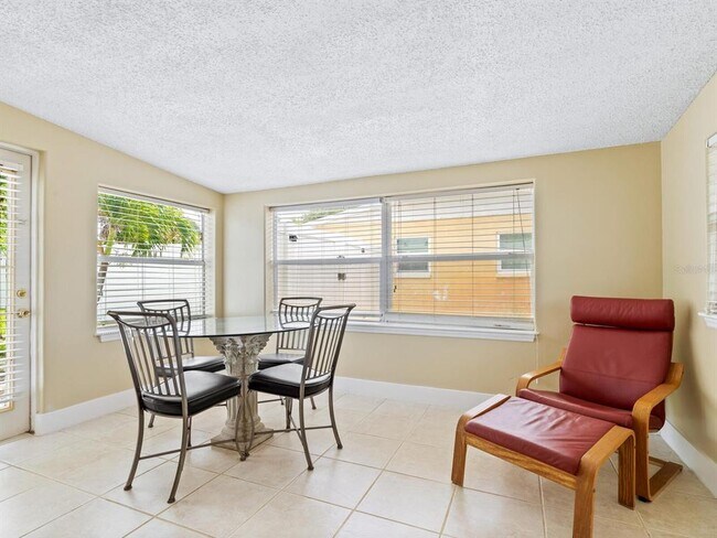 Building Photo - 3115 Bay Dr