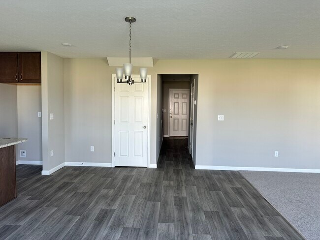 Building Photo - 3400 Fieldview Dr