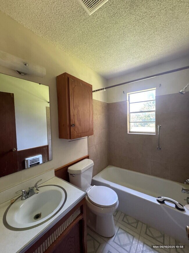 Building Photo - "Charming 1-Bedroom Retreat with Gleaming ...