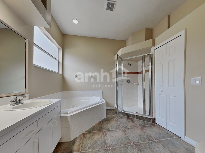 Building Photo - 2462 St Johns Ln