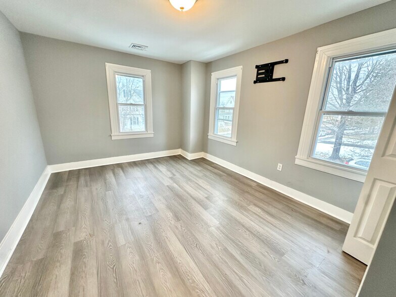 Building Photo - 338 Broad St