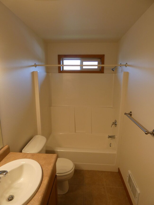 Building Photo - APPLICATION PENDING - Quiet living close t...