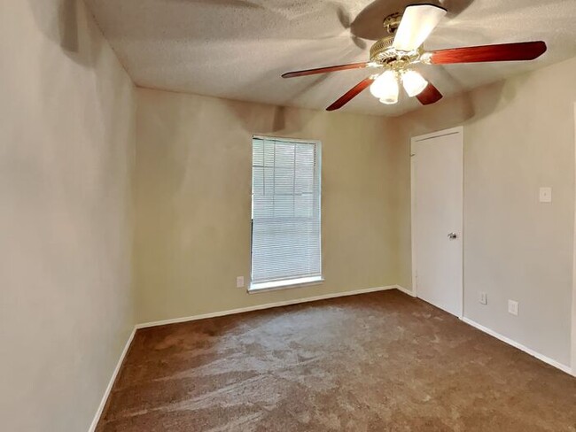 Building Photo - No App Fees. 1 Month Free Rent*