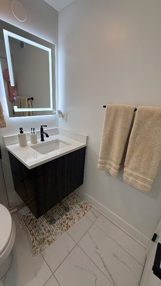 Building Photo - 2175 N Maplewood Ave