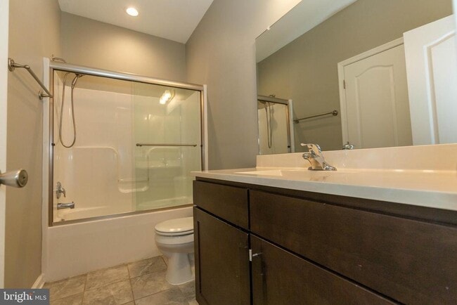 Building Photo - 438 Ives St