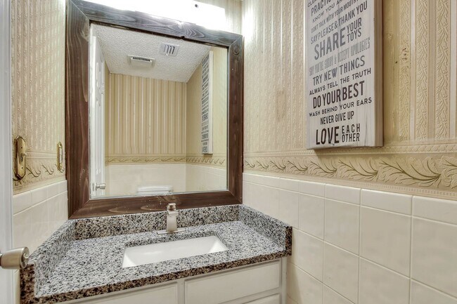 Building Photo - Two-Bedroom Townhouse near Park